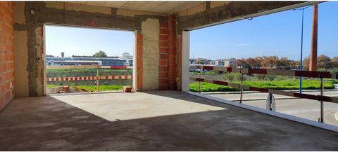 For sale Apartment T2 +2 duplex, under construction, Alto dos Moinhos, Montijo Fabulous duplex for sale, under construction, which is located in a new area, with easy access to the Vasco da Gama Bridge. This apartment includes details of high quality...