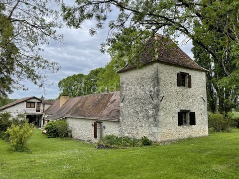 Deze prachtige boerderij zal u verleiden met zijn charme en zijn rustige omgeving, maar niet ver van ons mooie dorp EYMET. Het bestaat uit: * Een entree (7,50 m2), tegelvloer, een radiator. * Een toilet (1,32 m2), tegelvloer. * Een doucheruimte (8,37...