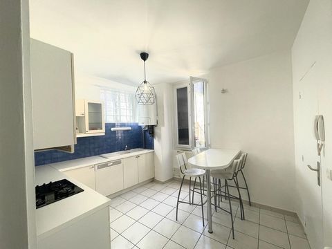 Duplex apartment type 3 rooms in a small quiet and pleasant condominium, this duplex apartment in very good condition of about 58 m2 with entrance to a fitted kitchen, dining room upstairs 2 bedrooms. Bathroom and toilet. A beautiful cellar, several ...
