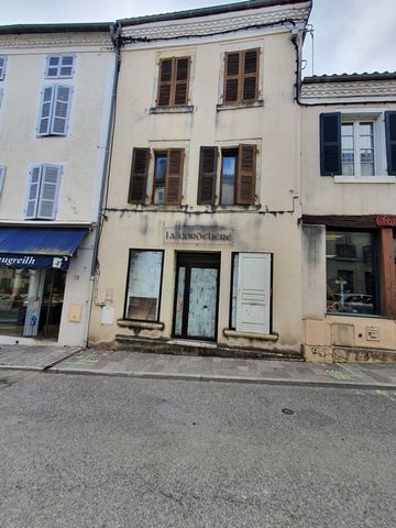 In the town of Saint-Sever, charming townhouse on 3 levels to renovate with a surface of 129 m2 consisting of 5 main rooms with possibility of an outdoor courtyard of 15 m2. The sale price is 81 500 € Features: - Terrace