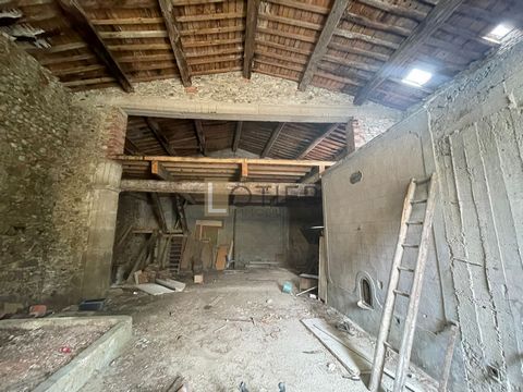 Barn of 127 m2 on the ground in the town of Rouffiac d'Aude Inside this barn, there are two old concrete tanks and a mezzanine of 72m2. It is possible to make a housing with one floor by connecting it to the sewer. At the front, there is a car park, ...