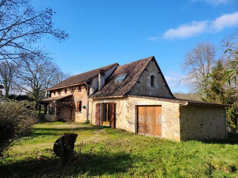 In a quiet hamlet, come and discover this set of 2 houses with barn on a plot of 1969m2. Ideal for a family or gîte project. Former tobacco dryer converted into a dwelling of about 79m2 composed on the ground floor of an entrance, bathroom, toilet, b...