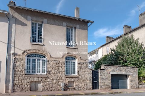 Très belle maison des années 30, belle renovation avec matériaux de qualité, composée d'un salon/sejour très lumineux, d'une cuisine séparée équipée, de quatre chambres, de deux salles d'eau et une salle de bain. Cave. Pas de travaux à prévoir. Derni...