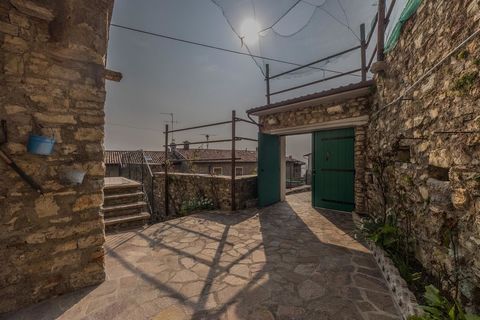 Muslone is a small borgo above Gargnano that exudes a special historical charm. The small but beautiful village center is lined with well-preserved buildings from the 16th century, which are located along the narrow streets. Now you have the unique o...