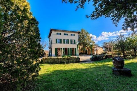 This stately villa including three further independent apartments is for sale on the outskirts of Bucine. The well-kept property not only impresses with its excellent quiet location within easy reach of all the most important infrastructures, but als...