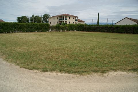 BUILDING LAND of 997m2, in JAILLANS LAND FREE OF BUILDER. In Jaillans (L'Ecancière), close to all amenities, access to the A49 motorway and ski resorts, just 15 minutes from Romans-sur-Isère and 20 minutes from the TGV station VALENCE. Come and disco...