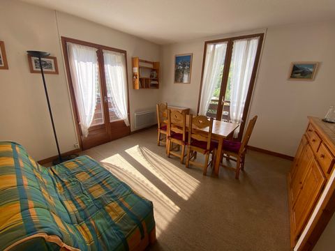 Very bright apartment available right away in the heart of the village of La Giettaz. Composed of an entrance hall, a bathroom, a separate toilet, a beautiful living room / kitchen / dining room, with access to 2 independent balconies facing south fo...