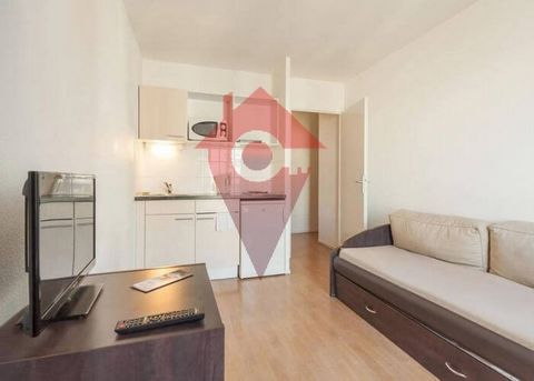 En la ciudad de Ivry-Sur-Seine, Ometim le ofrece adquirir este encantador apartamento de pequeña superficie con arrendamiento comercial amueblado. Este estudio se encuentra en el primer nivel de un edificio de 5 plantas. En cuanto al precio, está fij...