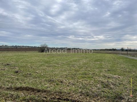 A large and beautiful plot of land of approx. 9205 m2 partially in building zone (2303 m2). Water, electricity and telephone on the side of the communal road, autonomous sanitation to be provided. Land already demarcated by the seller.