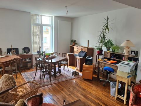 In a bourgeois building from 1899, in Lunéville in the Parc de Bosquets area, 10 minutes walk from the train station and the city center. Beautiful apartment of character on the first floor of 2, of a small condominium of 4 apartments to the voluntee...