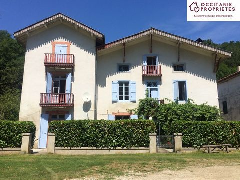 Large mansion in the heart of the Ariège Pyrenees Regional Park. Situated in a pretty, quiet hamlet, south facing with lovely views. Living area approx. 320m2 garden approx. 3500m2, several outbuildings, 4300m2 of detached wooded land. The interior o...