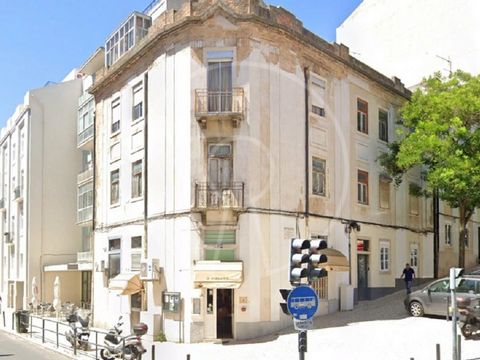 Part of a building for renovation in São Domingos de Benfica. Sale of 4 units of a property for renovation in São Domingos de Benfica. The building comprises a total of 5 residential units and 2 shops, of which 4 are for sale (2 four bedroom apartmen...