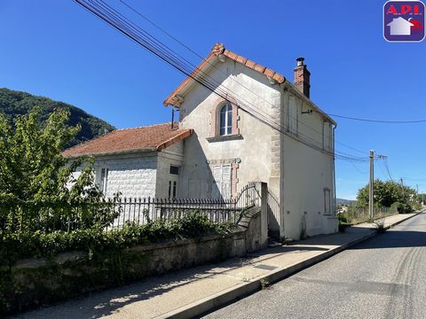 NEAR FOIX House with garden located near the town center and the train station. It consists of: - On the ground floor of an entrance hall, a kitchen with pantry, a large living room and a dining room. - On the first level three bedrooms, two of which...