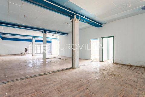 Two business premises with a total gross area of 598 m2. The gross surface area of the catering space is 530.55 m2, while the gross surface area of the auxiliary office space is 67.55 m2. They are located on a plot of land of 5158 m2. The land is 260...
