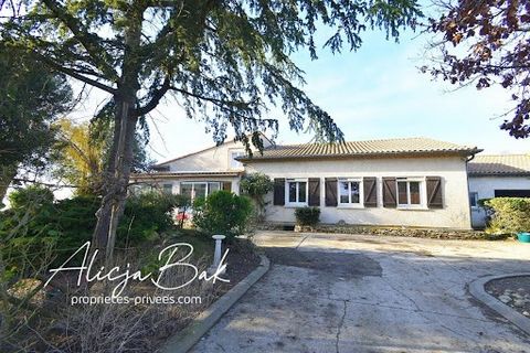WELCOME HOME, Alicja Bak offers you this family house on a plot of about 2000 m2, fully fenced, flat, a stone's throw from Bram, 20 minutes from Castelnaudary and 25 minutes from Carcassonne, close to the motorway This beautiful house can accommodate...