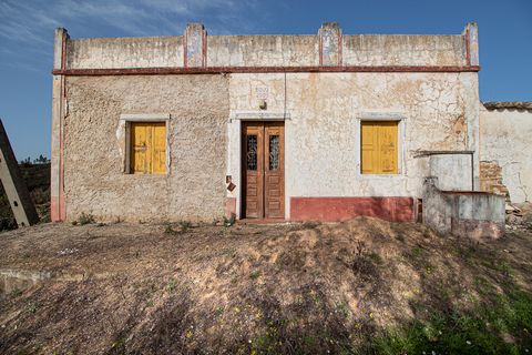 A 330m2 ruin situated at the top of a 25-hectare plot with fantastic views over the countryside. The land has cork oaks and olive trees for investment. It is located in S. Marcos da Serra, in the municipality of Silves, in a quiet area with easy acce...