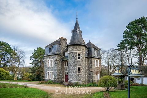 Located on the heights of the town of Morlaix, a singular city with three hills, the first asset of this exceptional property is its privileged location with all services and amenities within walking distance. The first beaches of the beautiful bay o...