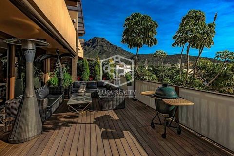Welcome to the luxurious duplex located in the heart of the prestigious Fañabé neighborhood on the island of Tenerife. This exclusive residence represents the perfect combination of luxury and comfort, designed for those who appreciate quality and st...