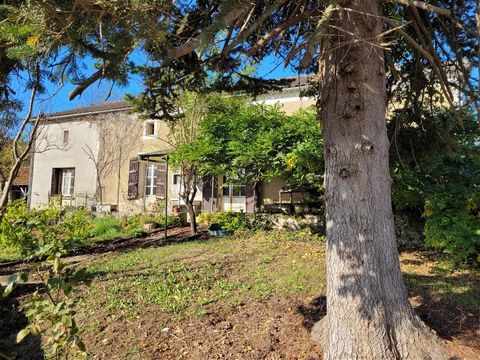 Large stone house to renovate situated between Beauville and Castelculier, Lot et Garonne. The house offers 4 main rooms on the ground floor and 3 on the first floor offering about 120 m². The exterior consists of a small outbuilding and approximatel...