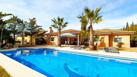 Ontdek uw droomhuis in Hondón de los Frailes, Alicante! We zijn erg blij u deze spectaculaire villa te kunnen presenteren die het concept van thuis opnieuw definieert. Deze schat ligt op een bevoorrechte locatie, op slechts 5 minuten lopen van het br...