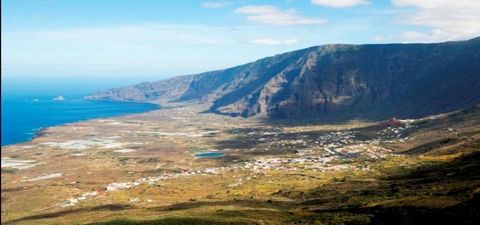 This land on the island of El Hierro is a unique opportunity for those looking for a special place surrounded by nature. With 788.46 square meters you have more than enough space to build the house of your dreams and enjoy the impressive views of the...