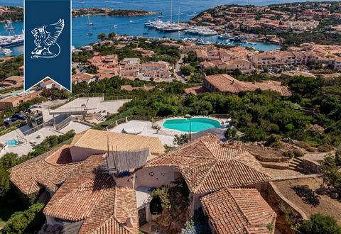 A residence with a view of the coast of Porto Cervo and the La Maddalena, located on a panoramic hill, was put up for sale. Villa is the last masterpiece of the famous architect Savina, who was entrusted with the entire project from construction to d...