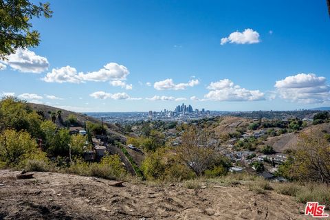 Atemberaubende Aussicht, die Sie sich nicht entgehen lassen sollten, auf die Skyline von Downtown Los Angeles und darüber hinaus. Diese beiden zusammenhängenden Grundstücke haben einen 270-Grad-Panoramablick, der die Hollywood Hills, Century City, La...