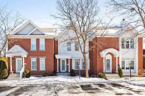 Come and discover this magnificent townhouse located at the end of a street in a highly desirable Boucherville neighborhood. You'll be charmed by the verdure, tranquility and easy access to all amenities. It features 3 bedrooms, 1 fully renovated bat...