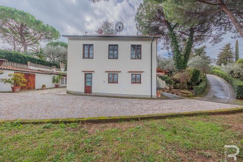 If you are looking for a property that offers charm, comfort and a lot of privacy, we have just the thing for you. The villa is surrounded by a spacious, fully fenced garden which, in addition to its natural beauty, also offers maximum privacy. This ...