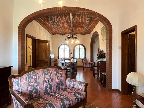 CASTIGLIONE DEL LAGO (PG) Loc. Vaiano: Independent house on two levels of approximately 240 square meters with exposed brickwork, comprising: Ground Floor: entrance, large rustic room with characteristic exposed brick vaulted ceiling, fireplace, and ...
