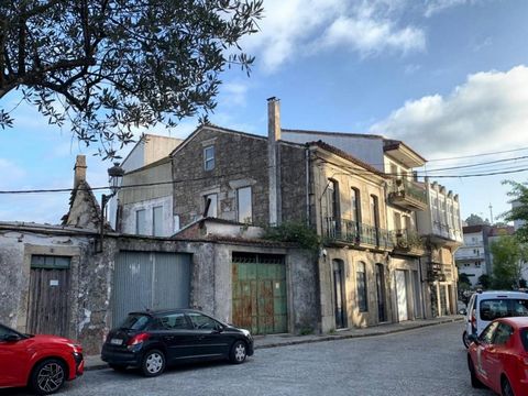 The following property built in 1936, has a surface area of approximately 280m2 on a plot of 213m2 divided into 3 floors, situated in the centre of Caldas de Reis. Caldas de Reis is the capital of the region, it is situated 22km from Pontevedra, the ...