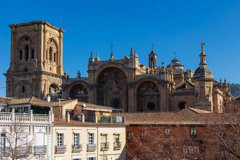 A la venta este edificio en la Plaza Bib-Rambla, en el centro de Granada, con vistas a la plaza, a la Catedral y a la Alhambra. Un marco incomparable, ideal para inversores. El edificio cuenta con 5 plantas más un local comercial y posibilidad de ins...