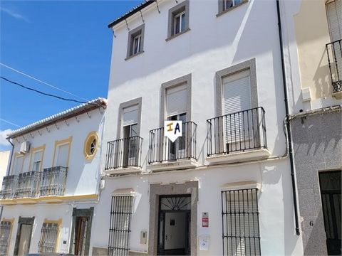 Esta gran casa familiar de 402 m2 de construcción, 6 dormitorios y 3 baños está situada en el corazón de la muy popular ciudad de Villanueva de Algaidas en la provincia de Málaga, Andalucía, España. La propiedad se encuentra a poca distancia de todos...