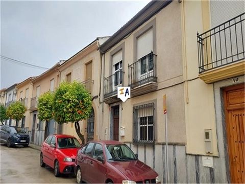 Dieses geräumige, 212 m² große Stadthaus mit 4 Schlafzimmern und 2 Bädern, einer Garage und einem großen Garten befindet sich in der beliebten Stadt Rute in der Provinz Cordoba in Andalusien, Spanien. Das Anwesen liegt an einer breiten Straße und bie...
