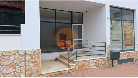 Commercial space located in Mato de Santo Espirito, residential development in Tavira, with a total area of 96 m2 (covered 72.11 m2; uncovered 24.66 m2). Excellent opportunity for various business aspects! Contact us to receive more information or sc...