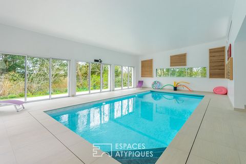 In a privileged and sought-after area of Orvault, this property is located on a plot of 5,500 m2, in a wooded, quiet environment without vis-à-vis. At the end of a cul-de-sac, the house is south-west facing and benefits from beautiful natural light. ...