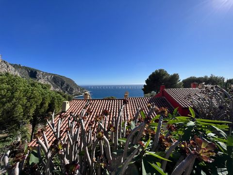 In Eze-sur-Mer, in the pines with a dominant sea view, in a small condominium of 8 terraced houses, a few minutes walk from the seaside and the train station, here is a charming house of 80m2 on two levels, with everything you need for moments of hap...