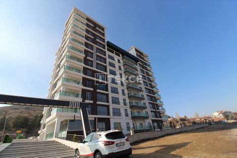 Nieuwe Appartementen in Complex met Uitzicht op de Vallei in Ankara Altındağ Appartementen te koop in Ankara bevinden zich in Altındağ, een ontwikkelings- en voorkeursgebied. Er is een dynamische omgeving met verschillende sociale en culturele intera...