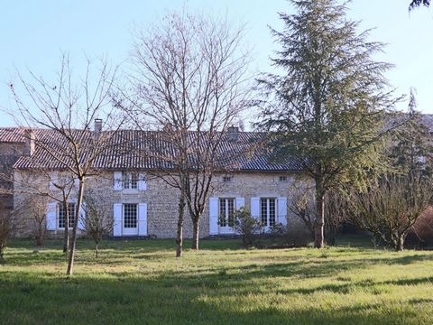 Located in the charming town of Limalonges, this house benefits from a privileged location offering a peaceful and green setting. Close to shops and services (N10, 3 km from Sauzé-Vaussais), this locality is full of attractions for a pleasant daily l...
