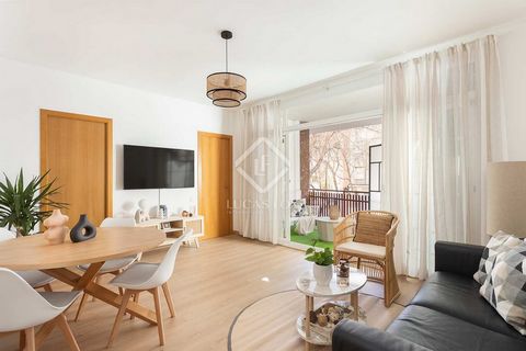 This recently renovated 89 m² apartment is located on the first floor of a well-kept building with concierge service in the Eixample Derecho area, near the Sagrada Familia. Upon entering, we find a large entrance hall, to the left of which we have on...