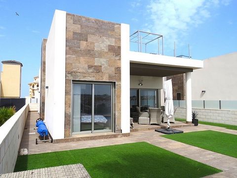 Vrijstaande moderne villa met 3 slaapkamers in Villamartin. Moderne villa met perceel gelegen in Villamartín in het zuiden van de provincie Alicante. Het huis heeft 3 slaapkamers, 2 badkamers, grote woonkamer met keuken, berging, overdekt terras met ...