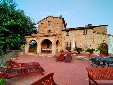 Seggiano (GR): Agriturismo with portion of stone farmhouse of 160 sqm on three levels divided into two independent flats, 3.5 hectares of land and swimming pool comprising: - Ground floor: Living room with kitchenette and fireplace, sitting room, hal...