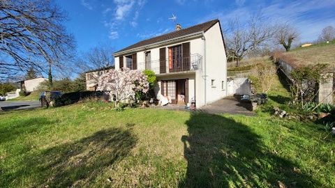 24110 Grignols house on 2 levels and plot of 1160 m² offering a nice view of the valleys. In good general condition, however, some work should be done since the house is eligible for energy renovation aid. This house is currently divided into 2 apart...