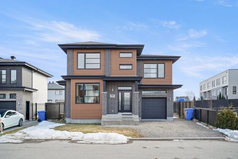 Superb two-storey house located in URBANOVA, a homogeneous, very fashionable family neighborhood and one of the largest eco-responsible projects in Canada. Recent construction with contemporary architecture, thermal insulation -Novo Climat. Near High...