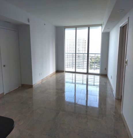 Spacious 2/2 split unit with fabulous direct views of Miami River, Biscayne Bay, Port of Miami and Brickell Key. Unit features marble floor, Italian kitchen cabinets, and granite countertops. One assigned covered parking. Full amenities including 2 s...