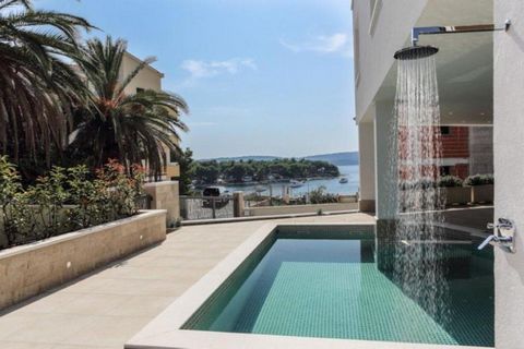 A lavish villa situated in close proximity of a mere 50 meters to a pebble beach on Čiovo island (peninsula) awaits discerning travelers. Just a few kilometers from the enchanting city of Trogir and a mere 10 km from Split Airport, this haven is surr...