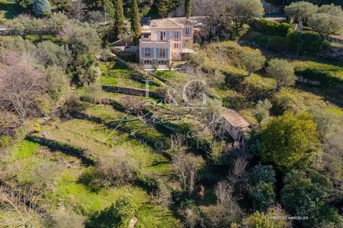 Nestled in the heart of the village of Fayence, this villa offers a splendid view in a natural setting and provides easy access on foot to the village amenities. At only 400m above sea level, you will benefit from an ideal climate both in winter and ...