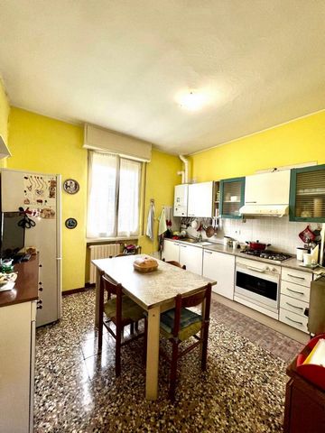 Coldwell Banker 24Re offers for sale a bright three-room apartment of 80sqm, located on the second floor of a two-storey building located in a residential area of Cologno Monzese. The interior area is divided into a living room, an eat-in kitchen, tw...