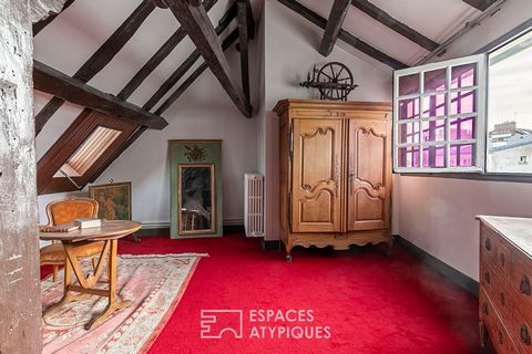 In the heart of the CROULEBARBE district and in a 16th century architectural ensemble hides a crossing apartment on the top floor of 84.33m2 (50.75m2 Carrez). The traditional framework as a common thread, the high ceilings and the stained glass windo...