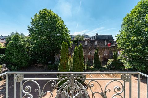 Located in Béthune, a young town rich in architectural heritage, regional capital of culture in 2011, this majestic mansion erected in 1920, has all the trappings of this historical splendour. In front of it stand the columns of the former convent of...